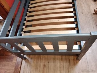 Dětská dřevěná postel  s úložným prostorem