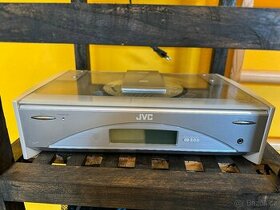 Radio/CD přehravač JVC s dvěma reproduktory