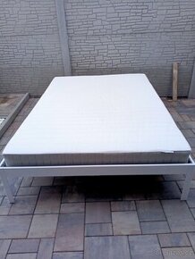 Prodám kovovou postel + Matrací 140cm x 200cm