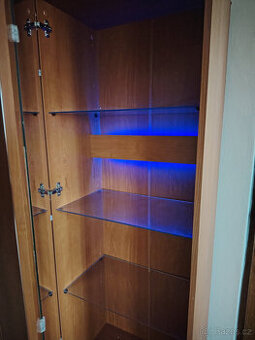 Vitrína s prosklenými dveřmi a LED osvětlením PRODÁNO