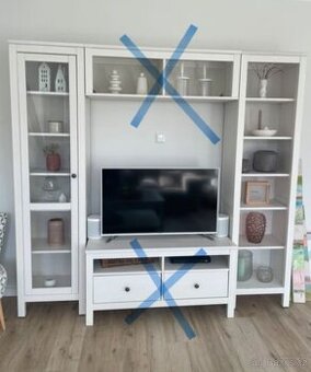 HEMNES KNIHOVNA A VITRÍNA