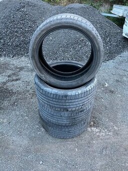 225/40R19