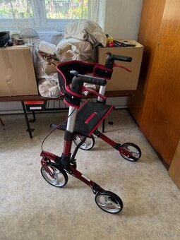 chodítko (rollátor) v moderním červeno-černém provedení