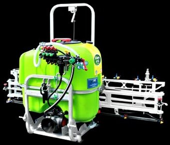 Nesený postřikovač.