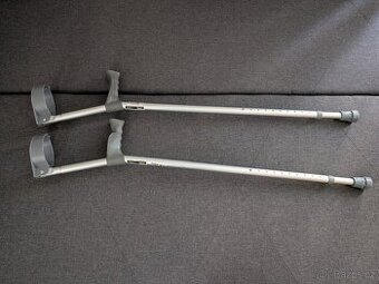 Francouzské berle s uzavřenou opěrkou