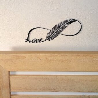 Elegantní nástěnná dekorace – „Love“ s pírkem (3D tisk)