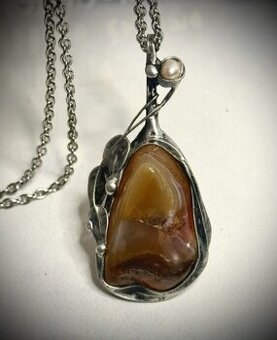 Přívěšek s achátem a perlou na řetízku z chirurgické oceli