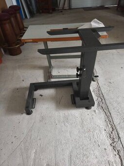 Podstavec pod šicí stroj