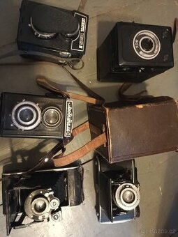 Sada starých fotoaparátů – Lubitel, box, měch