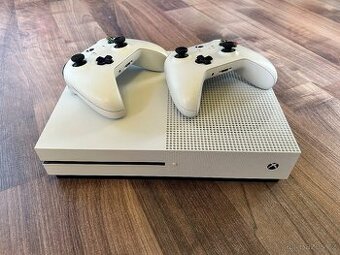 Xbox ONE S, 2x ovladač + 1 hra