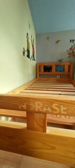 Dětská dřevěná postel