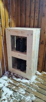 Dřevěný masivní botník