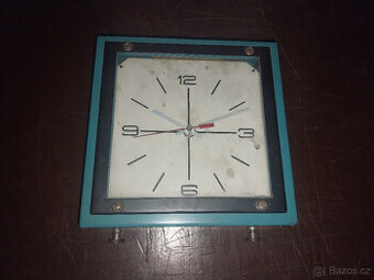 Hodiny vyndané z vojenské Praga V3S