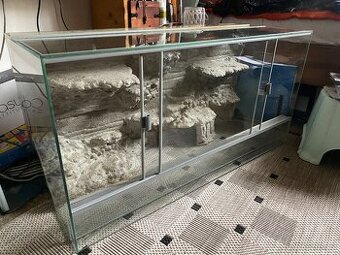 Prodám prostorné prosklené terárium vhodné pro různé druhy p
