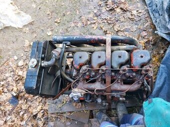 Motor na destu terénní