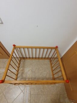 Skládací dětská ohrádka , rozměry ve složeném stavu 98 x 70