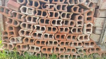 Cihly příčkovky celkem 63 ks. Rozměry 95x150x255.