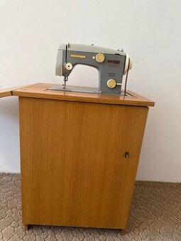 Skříňka se šicím strojem Veritas a příslušenstvím