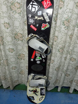 snowboard s vázáním 157
