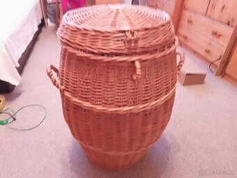 Proutěný prádelní koš