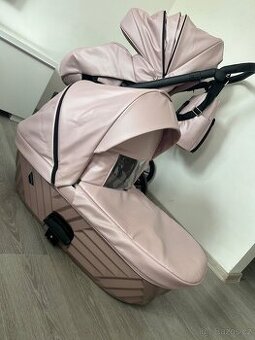 Jemně růžový kočárek Kunert Ivento 2v1