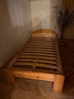 DŘEVĚNÁ POSTEL BOROVICE S ROŠTEM - 1