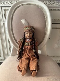 Porcelánová panenka indiánka