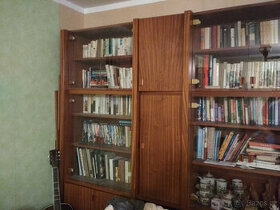 POPTÁVKA Retro obývací stěna a šatní skříň Jantar, mahagon