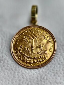Zlatý přívěsek mince