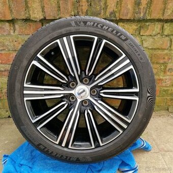 Pekna letni sada kol Volvo V60 R18 Michelin Primacy 235/45