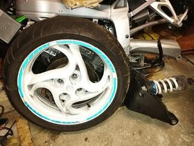 Letmo uchycené kolo s kyvnou vidlicí Honda CB 1000 R - 1