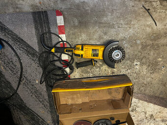 Úhlová bruska 180mm DeWALT DWE4557