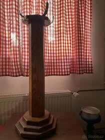 Krásný dřevěný stojan na květiny s ocelovými zamezovači