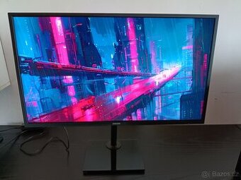 SAMSUNG 31.5" 4K, VA panel monitor s polohovatelným stoj.
