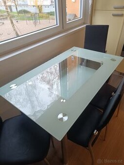 Skleněný jídelní stůl