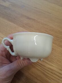 Stary porcelánový hrníček