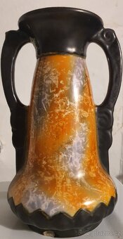 Kolekce porcelánových figurek, váz a skleněných mís