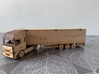 Nový dřevěný model Iveco S-Way s návěsem Panav NV35