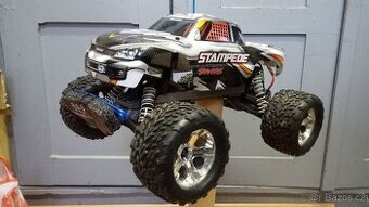 RC auto stampede traxxas
