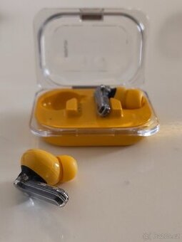 Nothing Ear (a) v žluté barvě