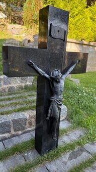 Krucifix, kříž s Kristem a nápisem JNRJ, žula