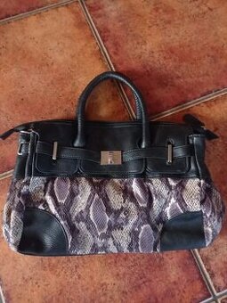 Černá kabelka se vzorem hadí kůže