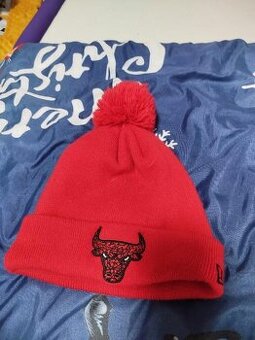 Dámská zimní čepice značky Chicago Bulls v červené barvě