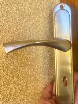 Bytové kliky se štitkem