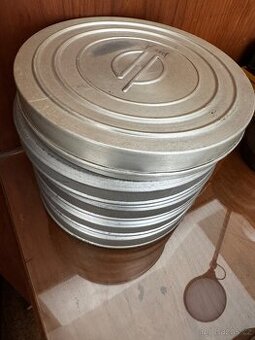 Staré obaly a zásobníky.