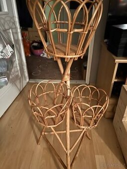 Proutěný stojan na kytky