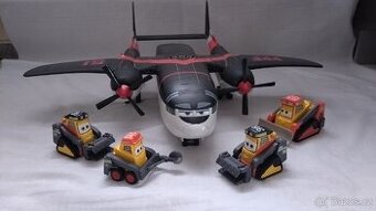 Letadlo s nákladním prostorem a autíčky