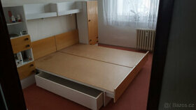 Ložnicová stěna pěkný stav