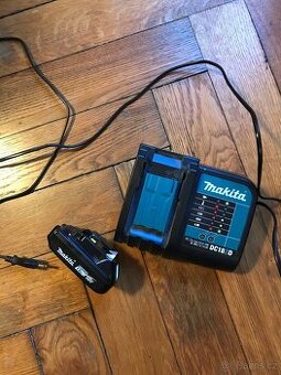 Nabíječka Makita DC18SD a akumulátor 18 V 1.5 Ah