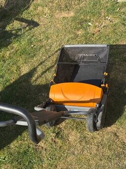 Vřetenová sekačka Fiskars